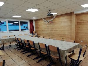Salle à manger avec tables et chaises pour 19 personnes