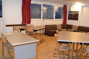 Tables, chaises et canapé