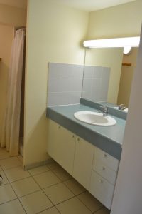 Salle de bain avec douche et lavabo