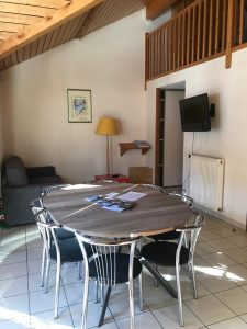 Table et chaises dans le salon