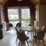 Tables et chaises salle à manger appartement "Mont"