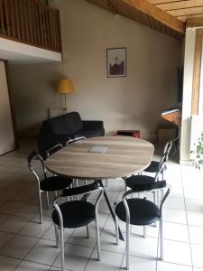 Tables, chaises et canapé lit Appartement Tournette